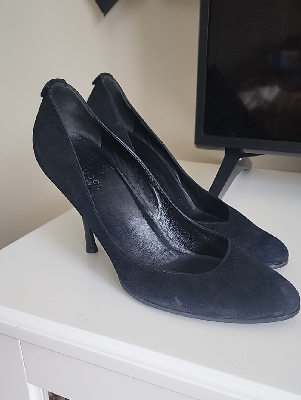 Gucci Black Suede Pumps Logo Insole- AUTHENTIC IN GREAT CONDITION - Picture 5 of 7